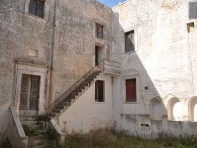 Scendiamo un paio di gradini e siamo in un locale che si affaccia direttamente su un grande atrio interno dove � facile immaginare un tempo i detenuti intenti a conversare